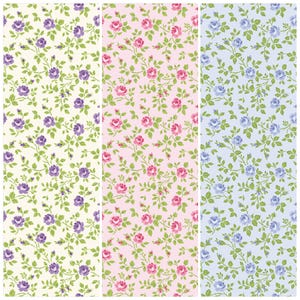 Puede incluir: Tres muestras de tela con estampados florales. La primera presenta rosas moradas sobre un fondo crema. La segunda tiene rosas rosas sobre un fondo rosa. La tercera muestra rosas azules sobre un fondo celeste.