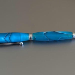 Handgemaakte draaibank gedraaide blauw-witte acryl balpen.