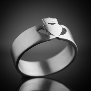 Silbernes Claddagh Band für Männer