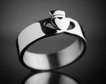 Claddagh Ring White Gold - Ladies Modern