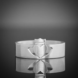 Moderne Herren Claddagh Ehering