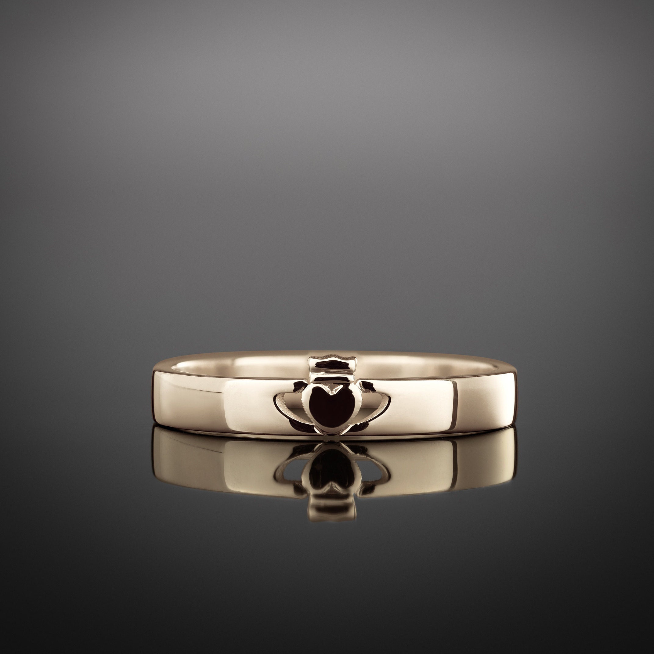 Minimalist claddagh ring discount