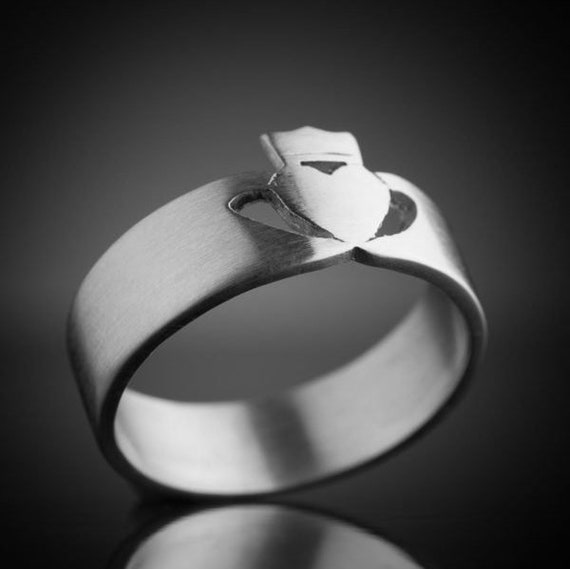 Male claddagh hotsell wedding ring