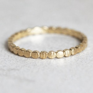 Fede nuziale in oro, semplice anello con perline, sottile fascia testurizzata, delicato anello impilabile, delicato anello in oro