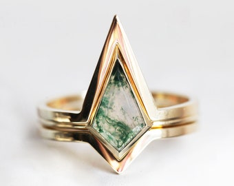 Moss agate engagement ring set, Alternative green stone set, Kite shaped bridal set, Geometric mossy ring