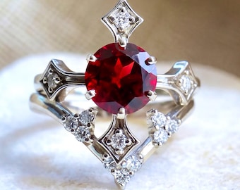 Runder roter Granatring mit Diamanten