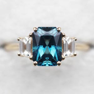 Stralend geslepen saffier verlovingsring, art-deco saffierring met taps toelopende baguette-diamanten aan de zijkanten