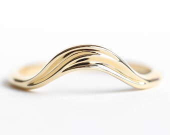Gold wave ring, simple curved gold matching band