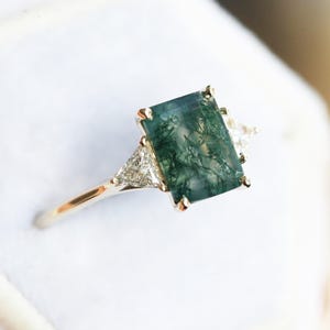 Emerald geslepen mosagaat verlovingsring, ring met drie stenen mosagaat met driehoekige diamanten aan de zijkant