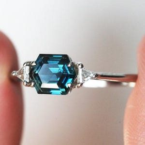 Blauer Saphir- und Diamantring, Verlobungsring mit Pfauensaphir, blauer geometrischer Ring