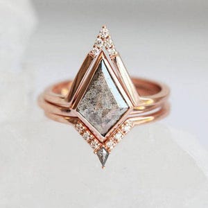 Geometric Salt and pepper diamond engagement ring set, three diamond ring set with salt pepper kite diamond ring solitaire