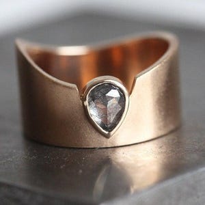 Statement Naturdiamantring, Birne Salz Pfeffer Diamantring, Einzigartiger Diamant-Verlobungsring, Heavy Band Roségold, breites Band