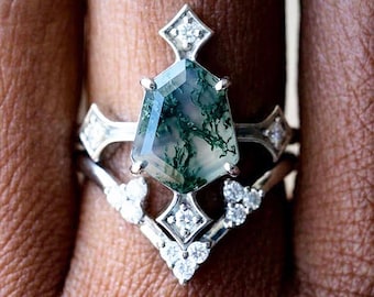 Sechseckiger Moosachatring mit Akzentdiamanten