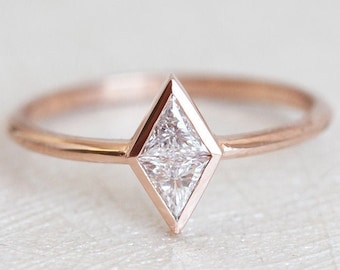 Kite Diamant Verlobungsring, Kite Diamant Ring, Geometrischer Moderner Dreieck Diamant Ring von Minimalvs
