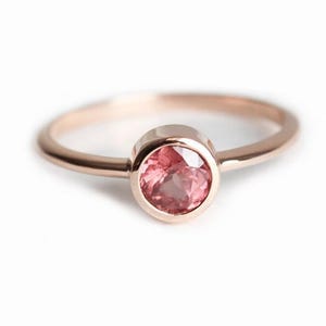 Anillo solitario de granate, anillo de compromiso color melocotón, banda de oro rosa de 14 k, anillo de oro rosa con gema rara, anillo de compromiso Malaya Garment de oro rosa de 18 k