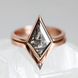 Kite Diamond Engagement Ring With Kite Diamond Wedding Band, Unique Alternative Diamond Ring Set for Her, Delicate Kite engagement Ring set