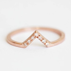 Zierliche Goldene Eheringe, Pave Diamond Chevron Ring, Geschwungenes V-förmiges Ehering mit Diamanten Bild 1