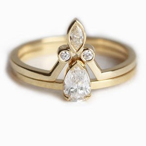 Pear Solitaire Diamond Ring with V shaped Diamond Band, Unique Diamond Ring Set, Delicate Diamond Set