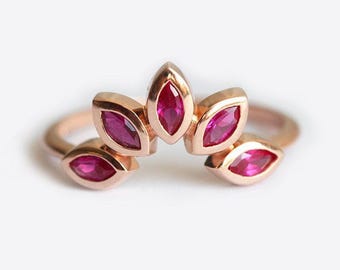 Anillo de bodas con rubí, banda curva con rubí a juego, anillo con rubí marquesa a juego, anillo con rubí apilable, anillo de julio