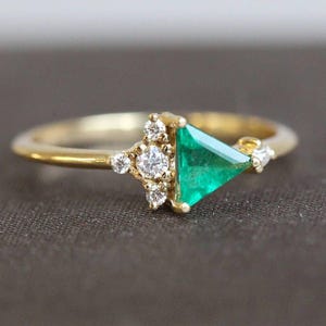 Emerald diamanten ring geelgoud, mini diamantclusterring met smaragd driehoek, unieke verlovingsring afbeelding 1