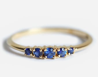 Blue Sapphire Ring with five stones in yellow gold