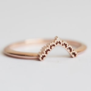 Delicate Rose Gold Wedding Band, Lace Wedding ring V shaped, Stacking wedding Ring in Rose Gold