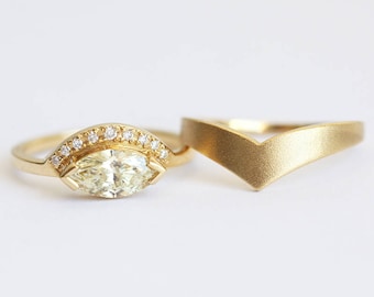 Yellow Diamond Ring, Gold V Ring with Yellow Diamond Ring, Light Yellow Diamond Ring with Curved Wedding Band, Minimalvs