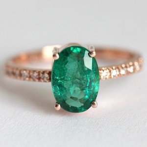 Anillo de esmeralda de 2 quilates, anillo de compromiso con esmeralda ovalada, anillo ovalado de oro rosa con diamantes, anillo de esmeralda y diamantes en oro rosa.