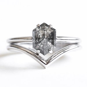 Hexagon salt and pepper diamond ring set with chevron band