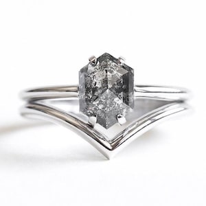 Hexagon salt and pepper diamond ring set with chevron band