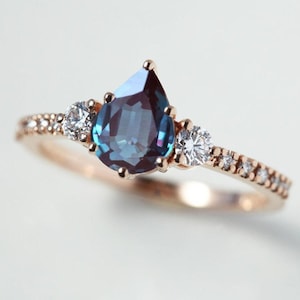Peer alexandrietring, peer alexandriet ring met drie stenen, alexandriet verlovingsring, kleurverandering peerring