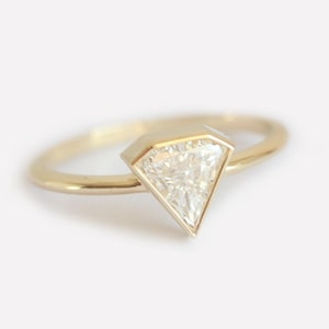 Anillo de diamantes con escudo, solitario geométrico de diamantes, anillo de compromiso de diamantes, anillo de diamantes hexagonal