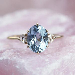 Anillo de compromiso con zafiro azulado, anillo de zafiro de tres piedras, anillo de zafiro ovalado, anillo de compromiso azul