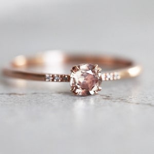 Anello zaffiro champagne, anello di fidanzamento zaffiro, anello di diamanti zaffiro rotondo, delicato anello zaffiro dorato con zaffiro marrone