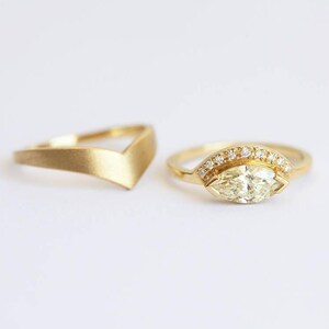 Anillo de diamantes amarillos, anillo de oro en forma de V con anillo de diamantes amarillos, anillo de diamantes amarillo claro con banda de bodas curva, Minimalvs imagen 3