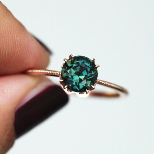 Bague saphir vert ronde, bague de fiançailles saphir solitaire ronde, bague de fiançailles saphir verte sertie de griffes par Minimalvs