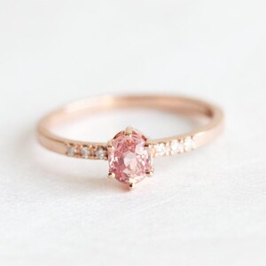 Anillo de zafiro de oro rosa, anillo de zafiro rosa melocotón, anillo de zafiro ovalado, anillo de zafiro con diamantes, banda de zafiro y diamantes, Minimalvs imagen 3
