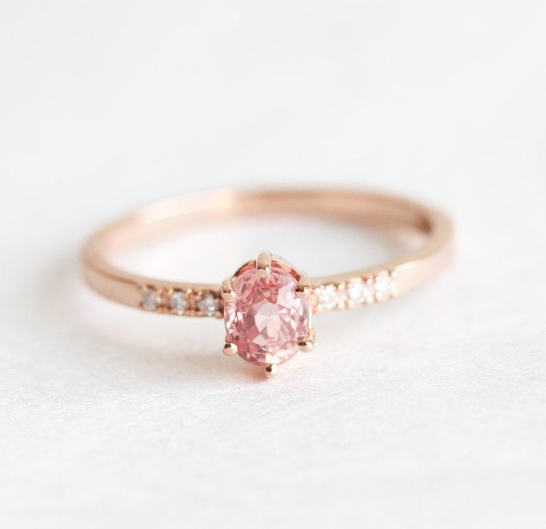 Anillo de zafiro de oro rosa, anillo de zafiro rosa melocotón, anillo de zafiro ovalado, anillo de zafiro con diamantes, banda de zafiro y diamantes, Minimalvs imagen 3
