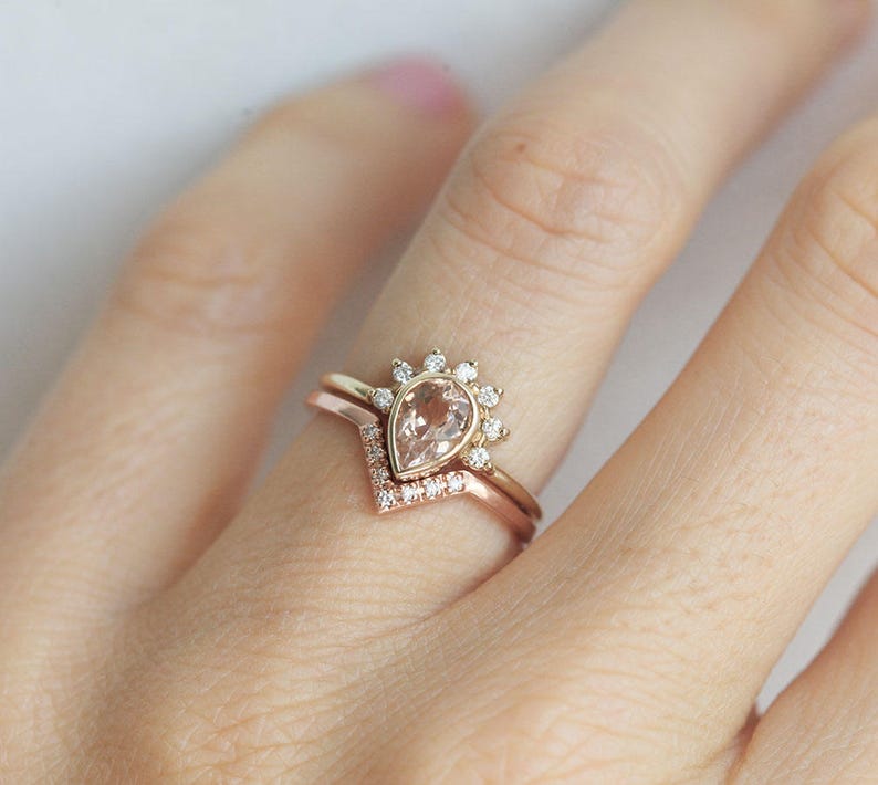Zierliche Goldene Eheringe, Pave Diamond Chevron Ring, Geschwungenes V-förmiges Ehering mit Diamanten Bild 6