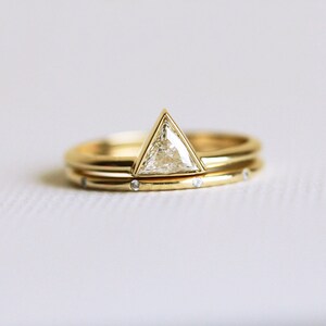 Modern triangle diamond ring set, triangle diamond set with eternity diamond band image 2