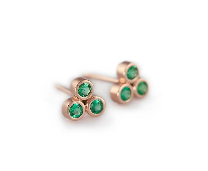 Orecchini in oro rosa con smeraldo, orecchini in oro massiccio 14k, orecchini con zaffiro, orecchini in oro rosa 18k, orecchini con smeraldo, regalo con pietra portafortuna di maggio immagine 1