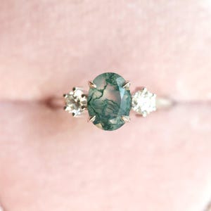 モスアゲートの婚約指輪、スリーストーンリング、オーバルグリーンストーン＆ダイヤモンド、サファイアまたはモアッサナイトリング 画像 5