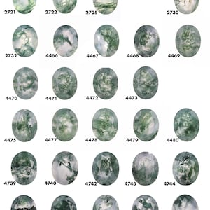 以下が含まれることがあります： ユニークな緑と白の模様が施された、楕円形のモスアゲートの宝石のコレクション。各石には番号が付けられており、色や縞模様にバリエーションがあります。宝石は白い背景に表示されています。
