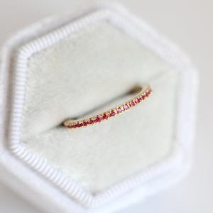 Anillo de rubí de eternidad, anillo de rubí con diamantes, anillo de rubí con micropavé de diamantes, anillo con micropavé imagen 4