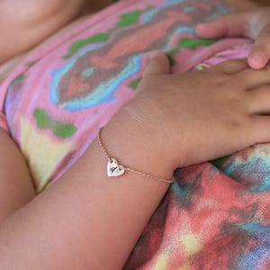 Pulsera para bebé, pulsera con corazón relleno de oro rosa, pulsera con dije inicial de 14 quilates, pulsera con inicial para niño, pulsera con letras, regalo de bautismo