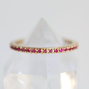 Anillo de rubí de eternidad, anillo de rubí con diamantes, anillo de rubí con micropavé de diamantes, anillo con micropavé imagen 1