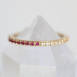 Anillo de rubí de eternidad, anillo de rubí con diamantes, anillo de rubí con micropavé de diamantes, anillo con micropavé imagen 2