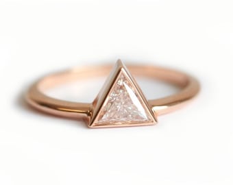 Bague diamants d'un demi-milliard de carats, solitaire triangle en or rose diamants, bague solitaire diamant moderne