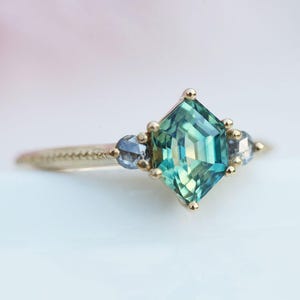 Hexagon Saphir Ring, Seite Diamant Ring mit Hexagon Teal Saphir, Einzigartiger Saphir Verlobungsring, Drei Stein Verlobung