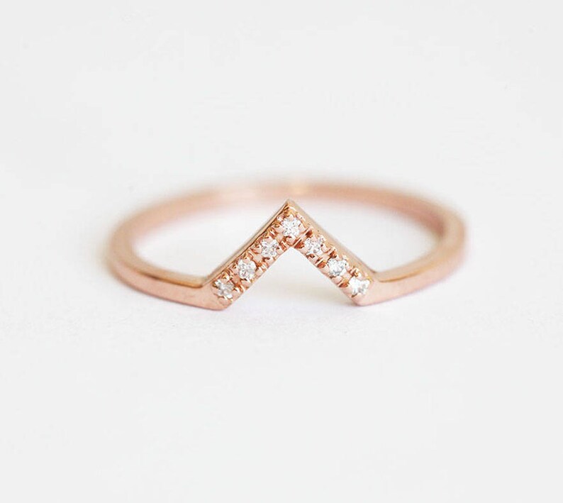 Zierliche Goldene Eheringe, Pave Diamond Chevron Ring, Geschwungenes V-förmiges Ehering mit Diamanten Bild 1